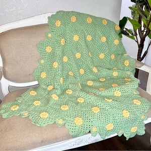 Vintage Crochet Knit Floral Scalloped Blanket